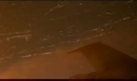 The original filmed ending of Independence Day is so ridiculously comedic and unbelievable that test audiences kept laughing, so they studio changed it last minute.