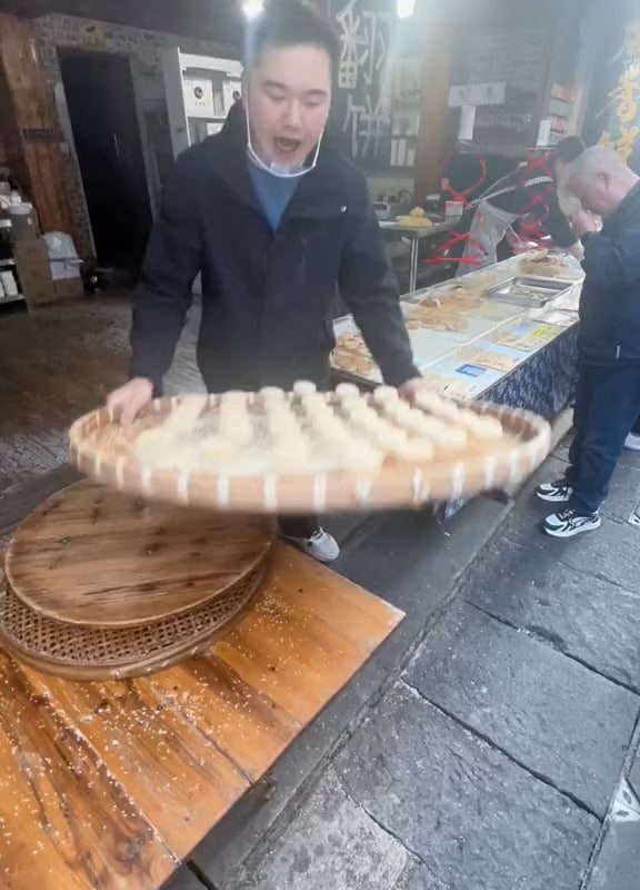 The way he flips his food