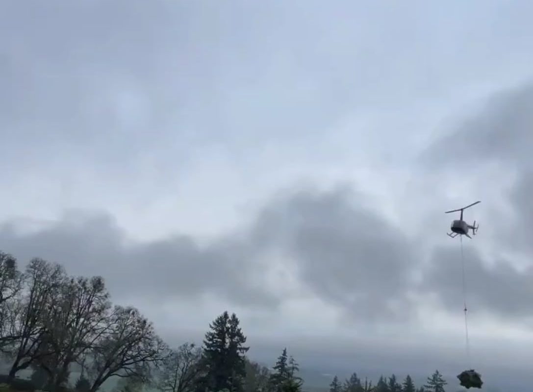 The way this copter delivers the Christmas tree to the truck