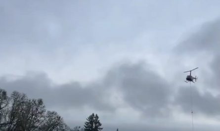 The way this copter delivers the Christmas tree to the truck