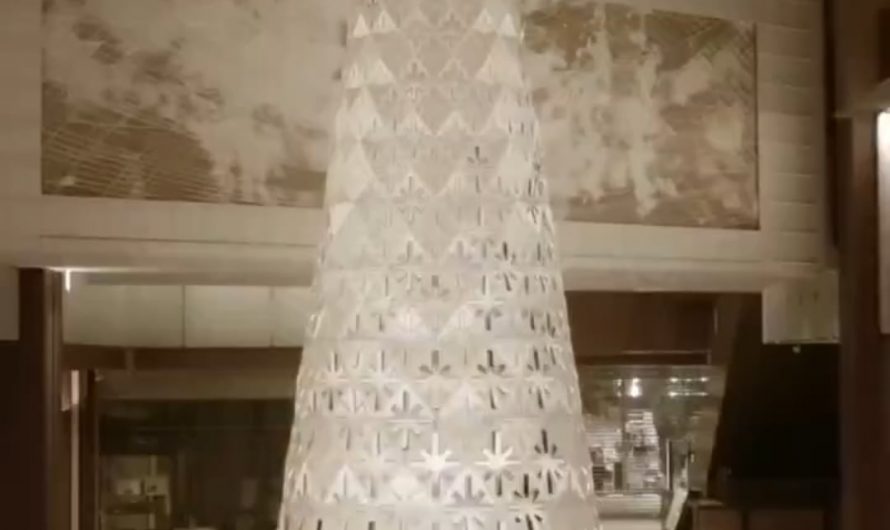 This 7.5m tall Christmas tree designed by Nendo uses a shimmering effect obtained with polyhedral cut-out pieces and was created by rocking them with 416 compact fans orchestrated by a computer program.