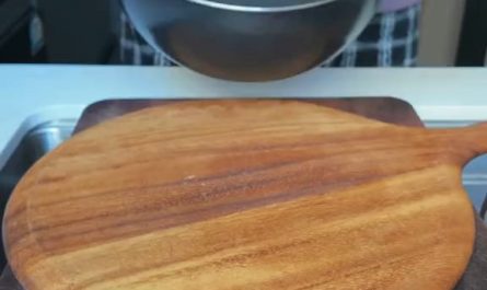 This freshly baked cake looks so smooth.