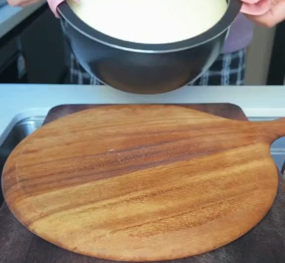 This freshly baked cake looks so smooth.