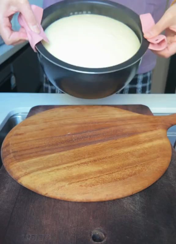 This freshly baked cake looks so smooth.