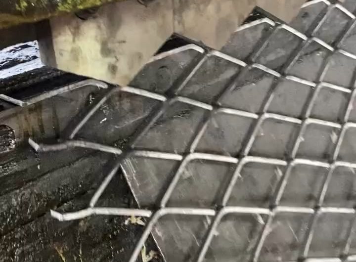 This is how a net fence is made