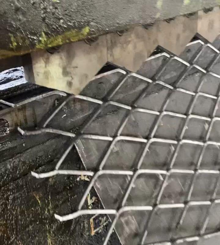 This is how a net fence is made