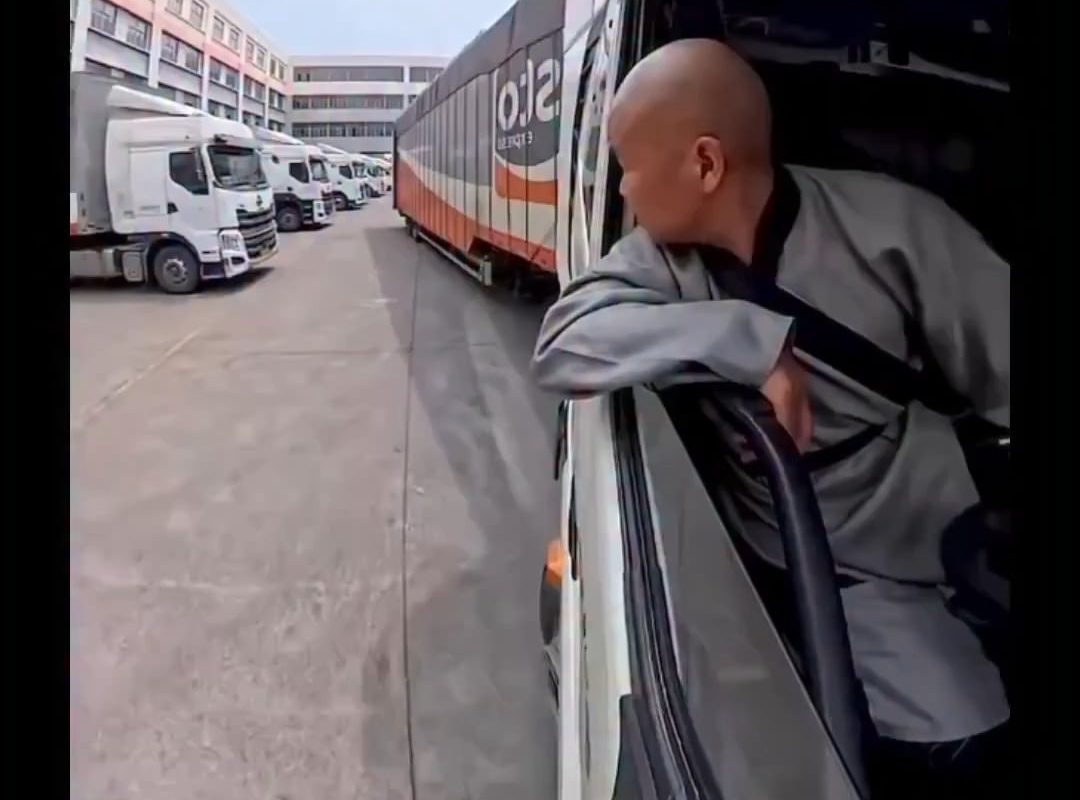 This man reversing a massive truck with just inches to spare and making it look effortless
