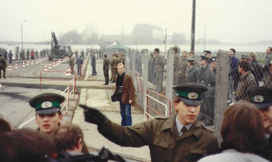 Unseen photos from inside East Berlin the day the Berlin Wall fell