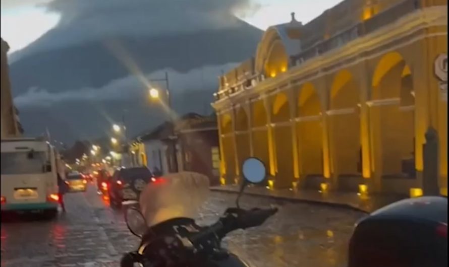 Upward lightning Volcano de Agua, Guatemala