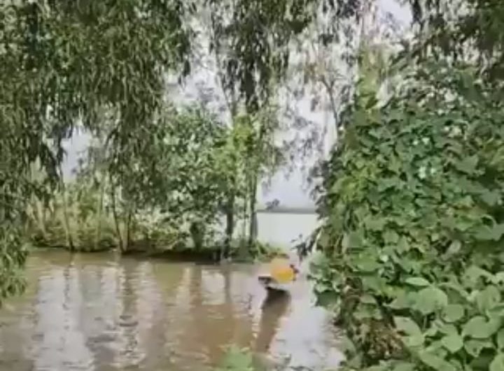 Vietnamese delivery via speedboats takes things to a whole new level