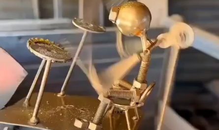 Wind powered mechanical drummer