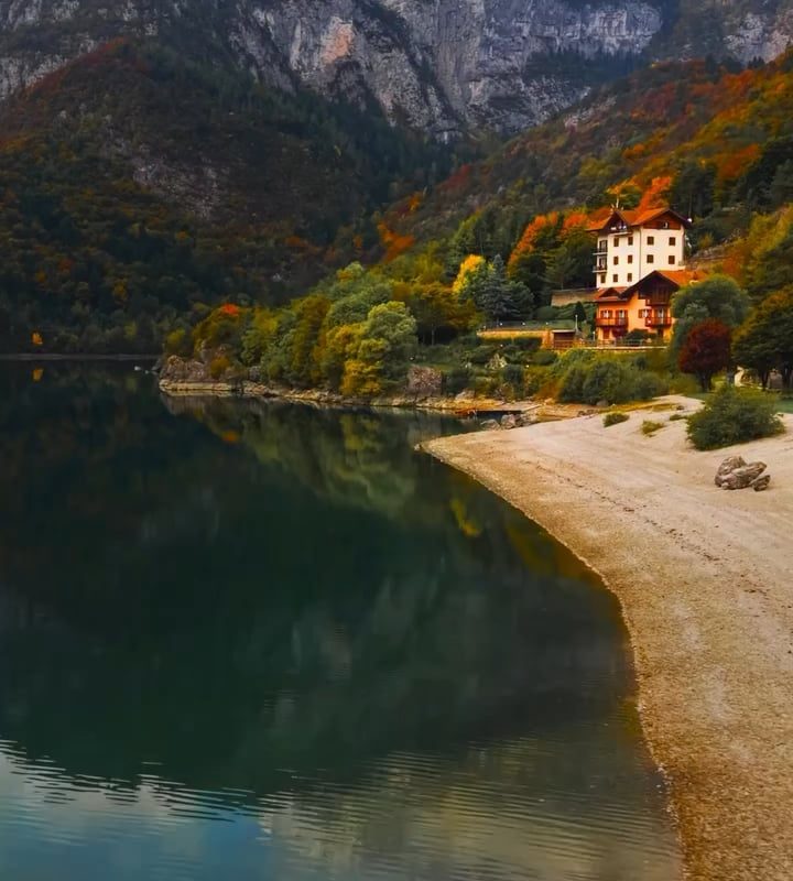 lago di molveno — arguably the best lake in northern italy. at the foot of the unesco brenta dolomites, 4000-year-old glacial waters, fed by underground springs, water maintains exceptional purity and surprising turquoise colors throughout the year