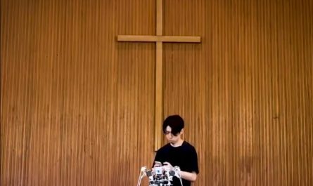 Spinning threads at high speed