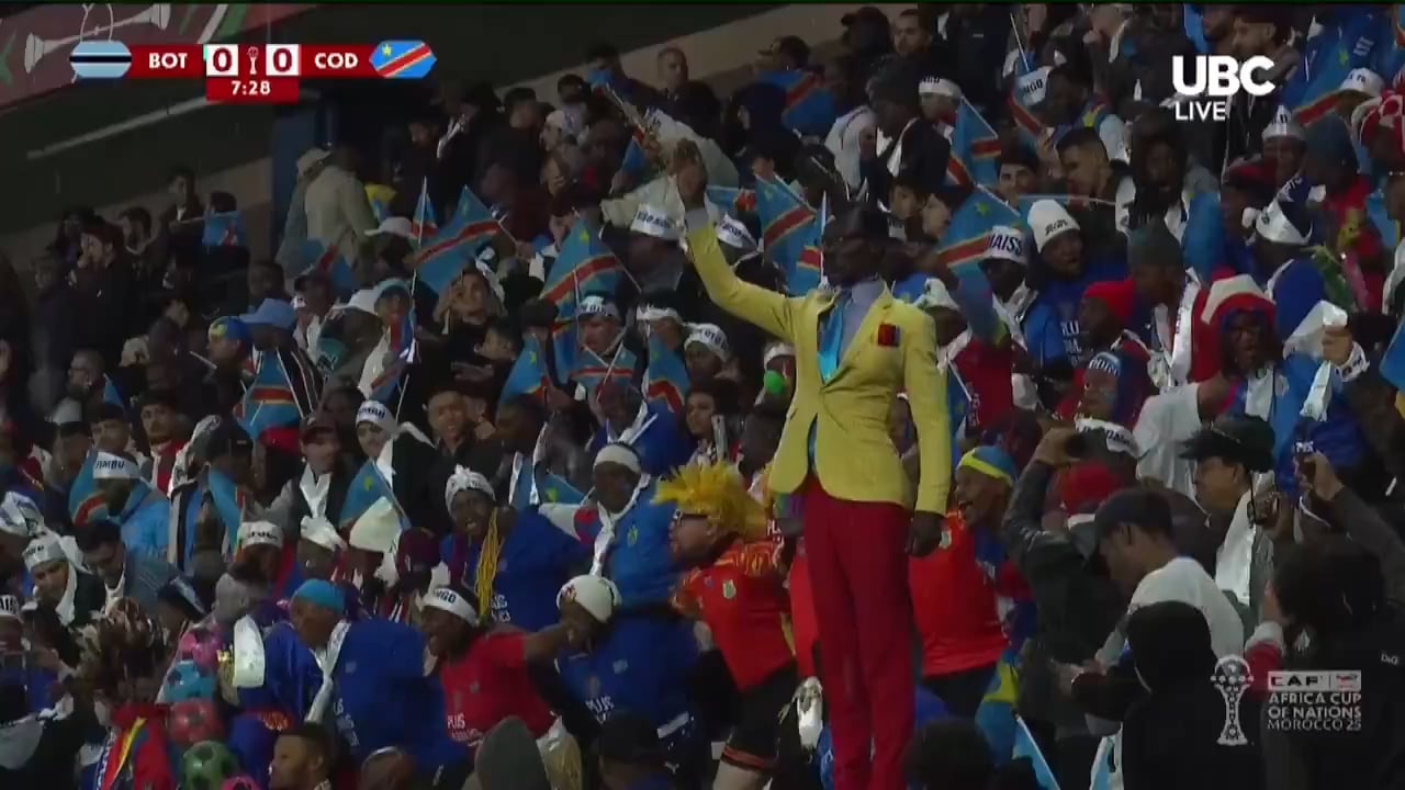 A DRC supporter stands in tribute to Patrice Lumumba 🇨🇩 for 90 minutes, till the end of the game