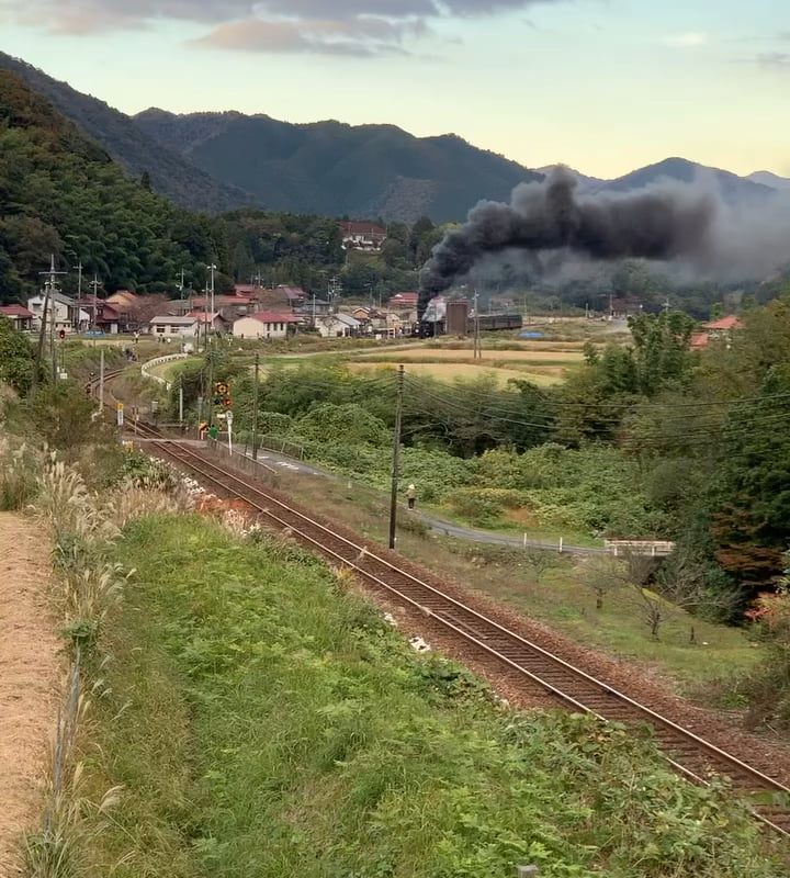 A crossing and slow, gradual approach of train