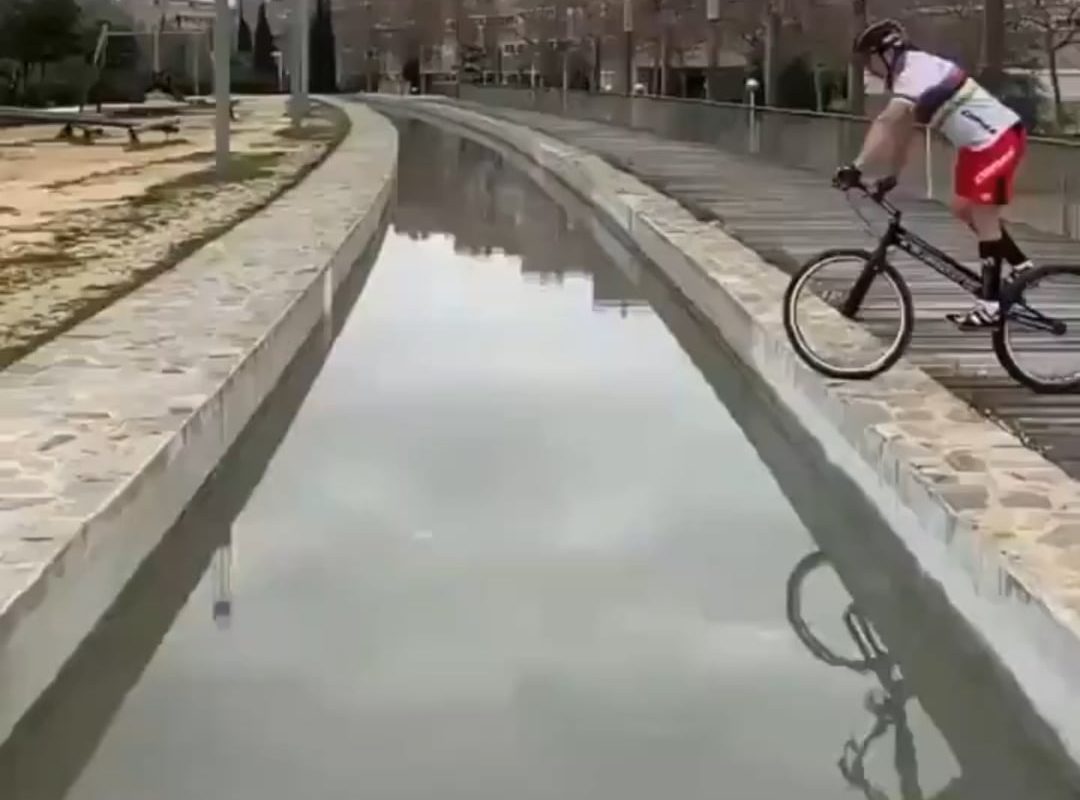 A cyclist who understands physics well