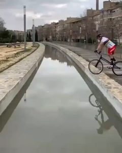 A cyclist who understands physics well