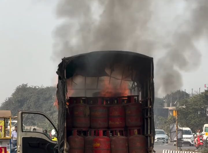 A fire broke out in a vehicle carrying gas cylinders.