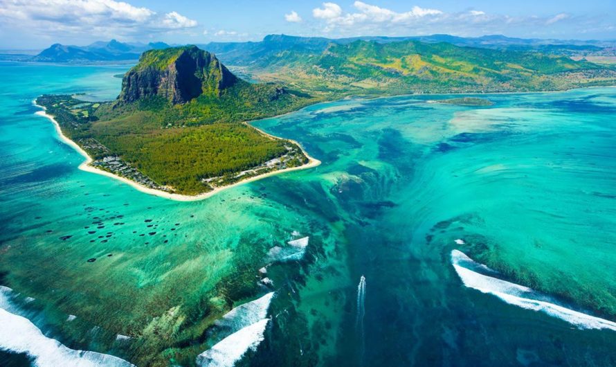A natural optical illusion known as the “underwater waterfall,” created by sand and ocean currents near Mauritius. A show of natural things that can amaze everyone
