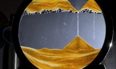 Air bubbles blocking the sand from rushing to the bottom