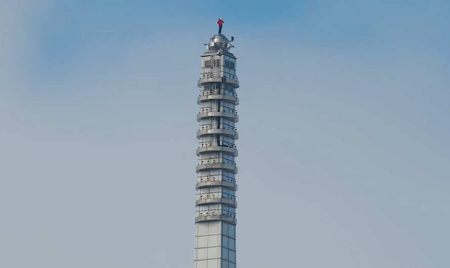Alex Honnold taking selfies on top of Taipei 101