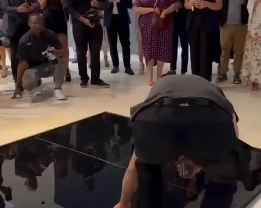 Artist Simon Berger deliberately cracks the glass to create an image through its fractured patterns. 🖼