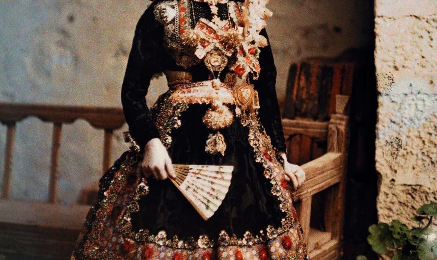 Autochrome shot of a spanish woman in traditional clothes, 1914.