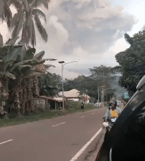 🚨BREAKING: Massive eruption at Indonesia’s Mount Lewotobi Laki Laki.   This is insane.