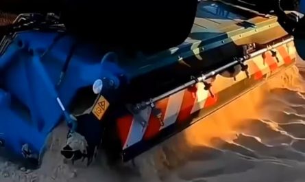 Beach cleaning machine