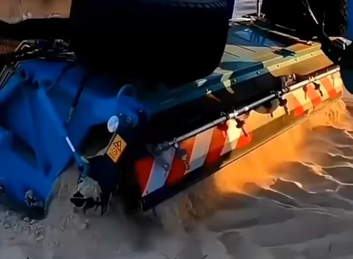 Beach cleaning machine