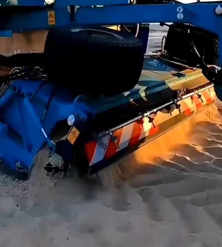 Beach cleaning machine