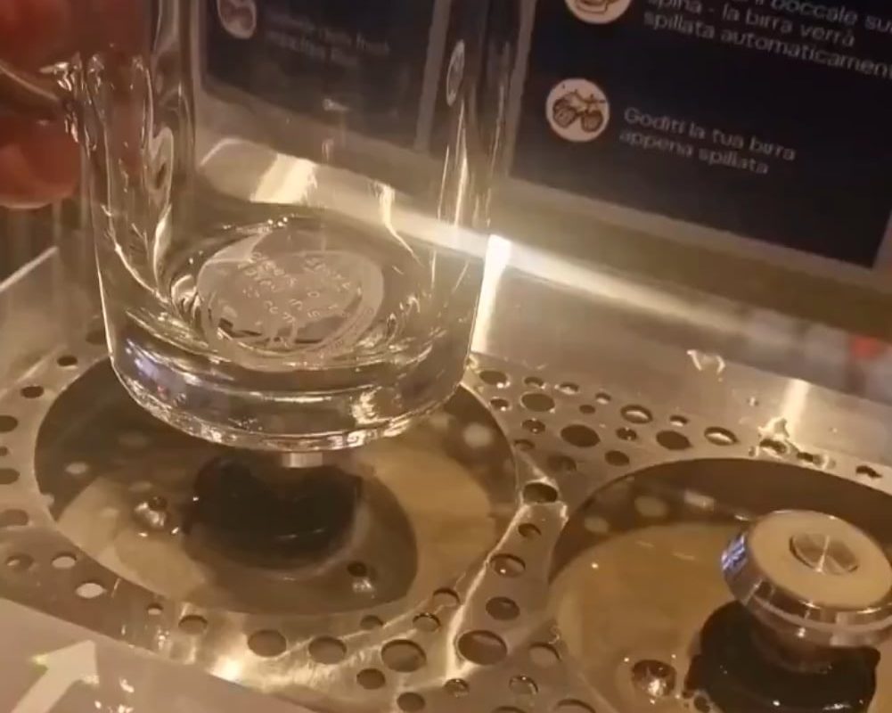 'Beer up' systems, filing the glass from the base. 🍺