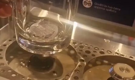 'Beer up' systems, filing the glass from the base. 🍺