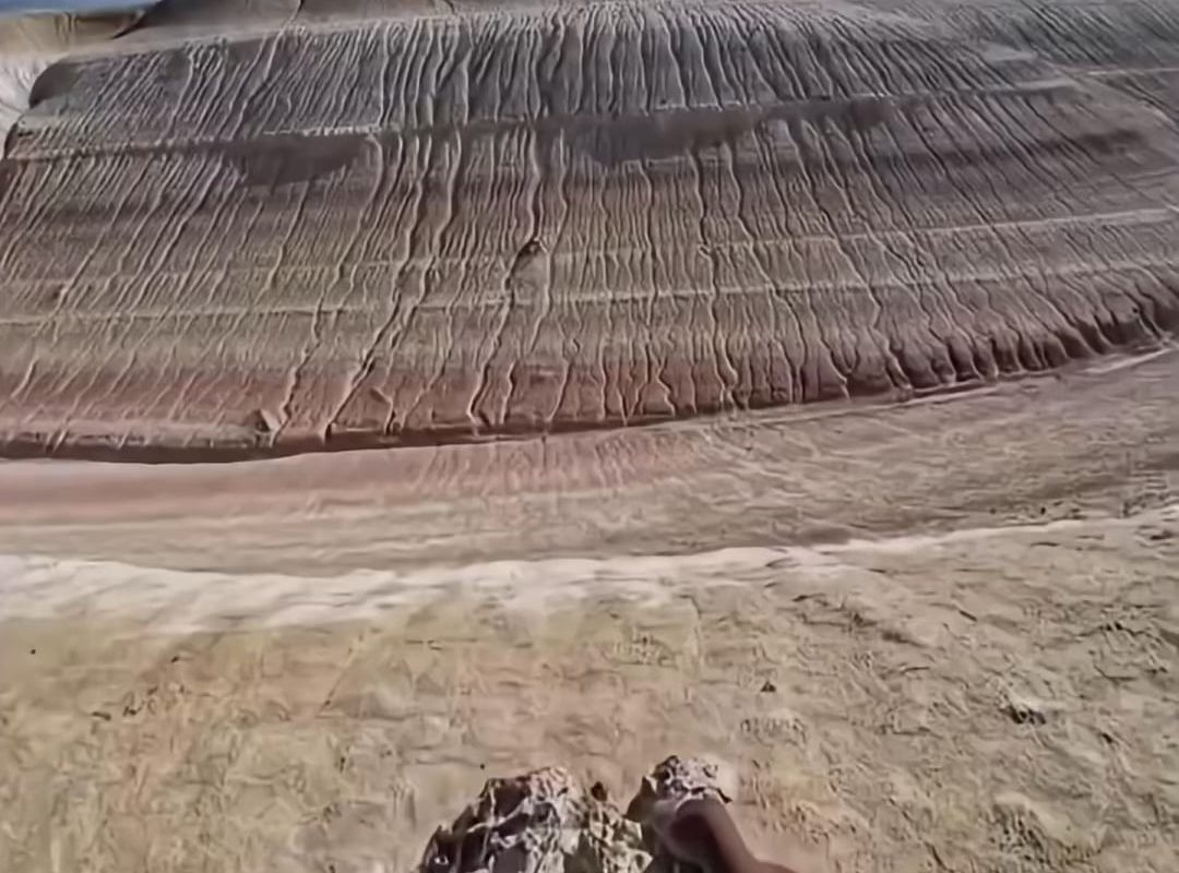 Boszhira Valley in Kazakhstan was once submerged under the ancient Tethys Ocean, Over millions of years, erosion, tectonic shifts, and marine sediments transformed this place into a landscape that looks almost like an alien planet