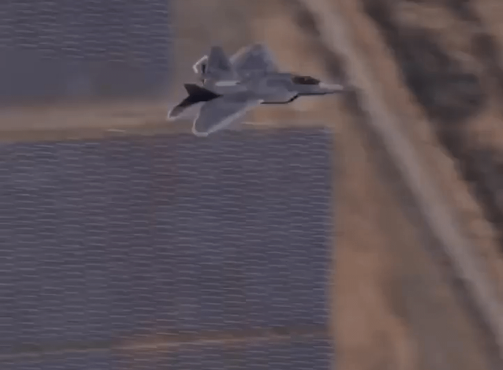 Camera man tracks the F22 raptor’s insane maneuvers from another moving plane