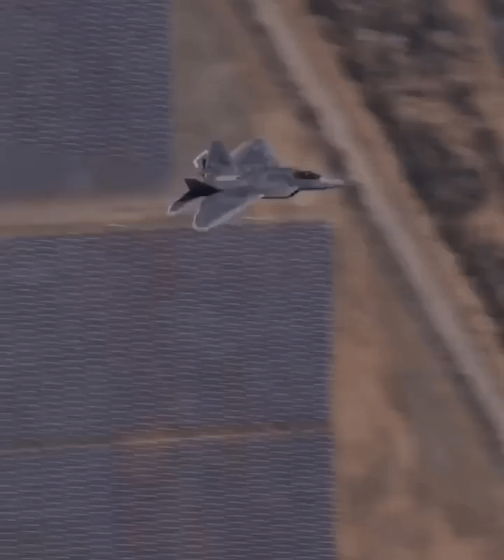 Camera man tracks the F22 raptor's insane maneuvers from another moving plane