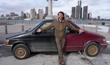 Detroit man crosses border in minivan with 2 front ends — one made in Canada, one in U.S. | CBC News
