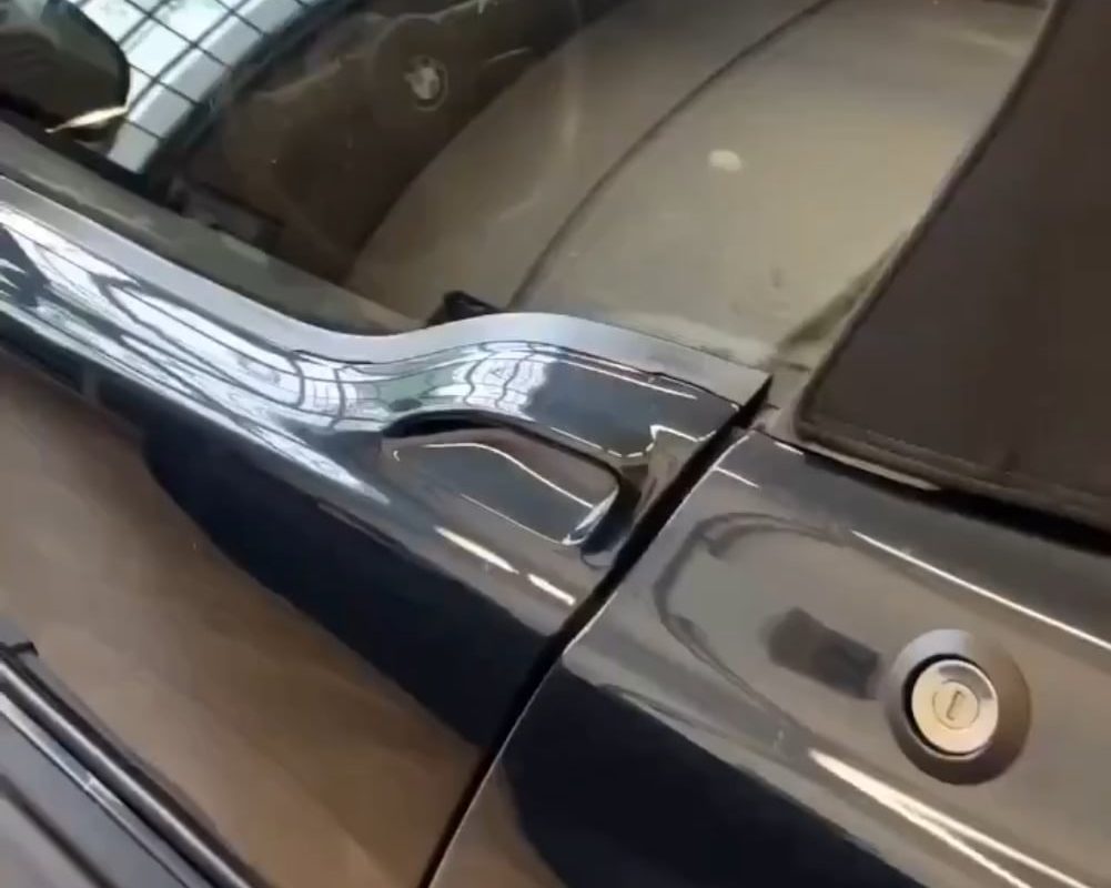 Door opening system on the BMW Z1.