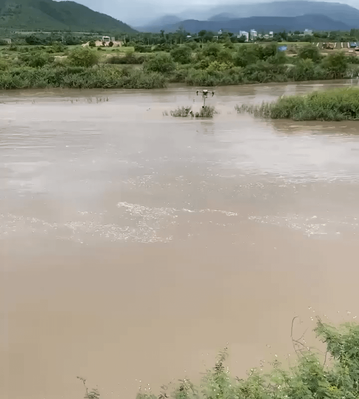 Drone rescues kids trapped in a flood