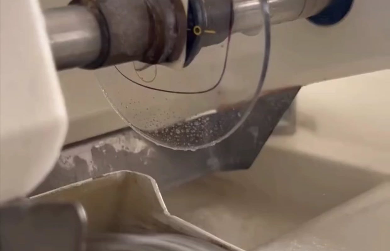 Edging a polycarbonate progressive lens