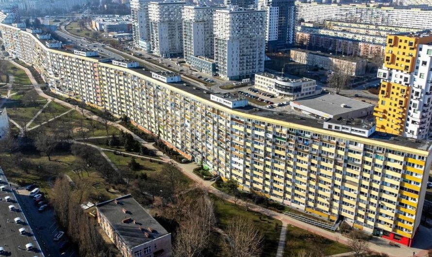 Falowiec (“The Waveform”) is one of Europe’s longest buildings. Gdańsk, Poland.