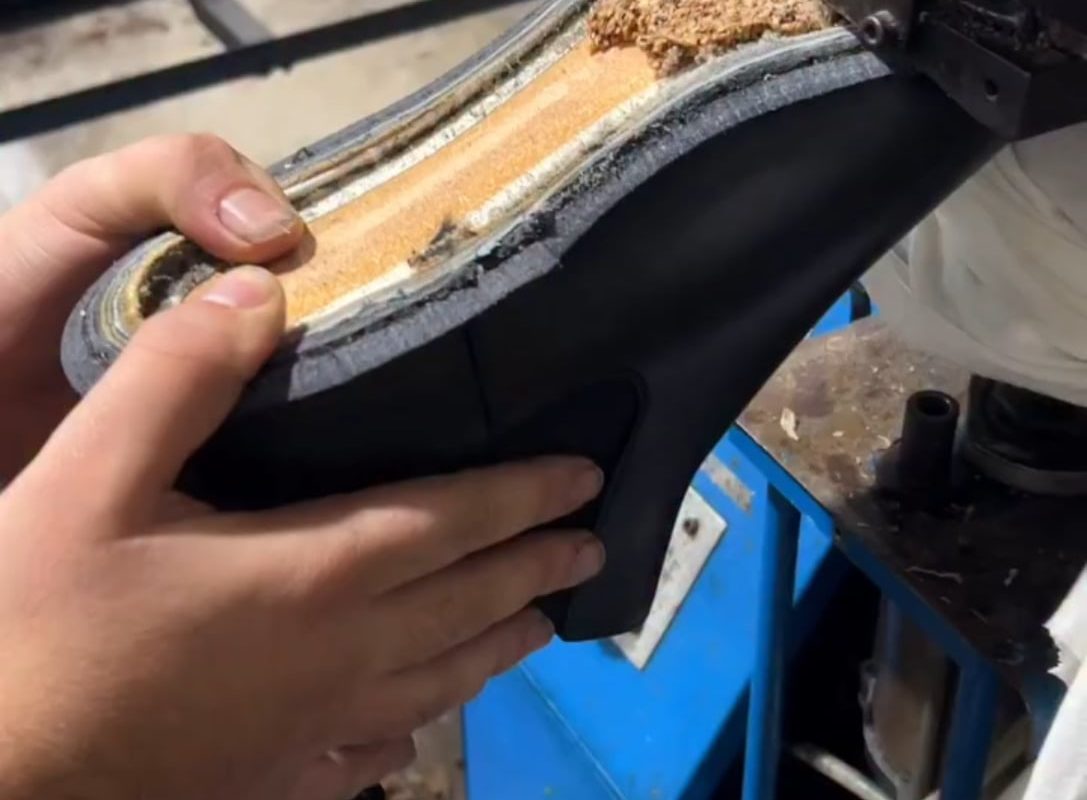Filling a shoe sole with cork