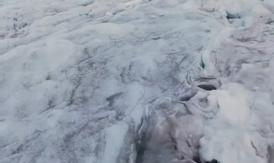 Footage of 700 metres long iceberg in the aquatorium of Franz-Joseph earth archipelago🤯