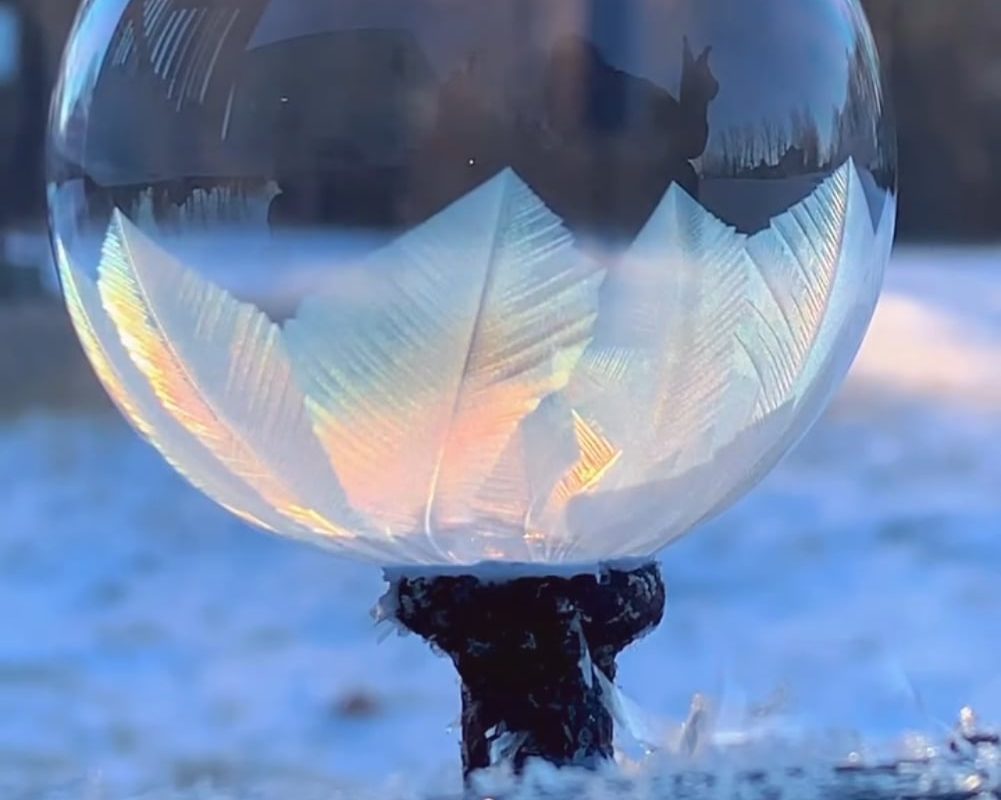 Freezing soap bubble