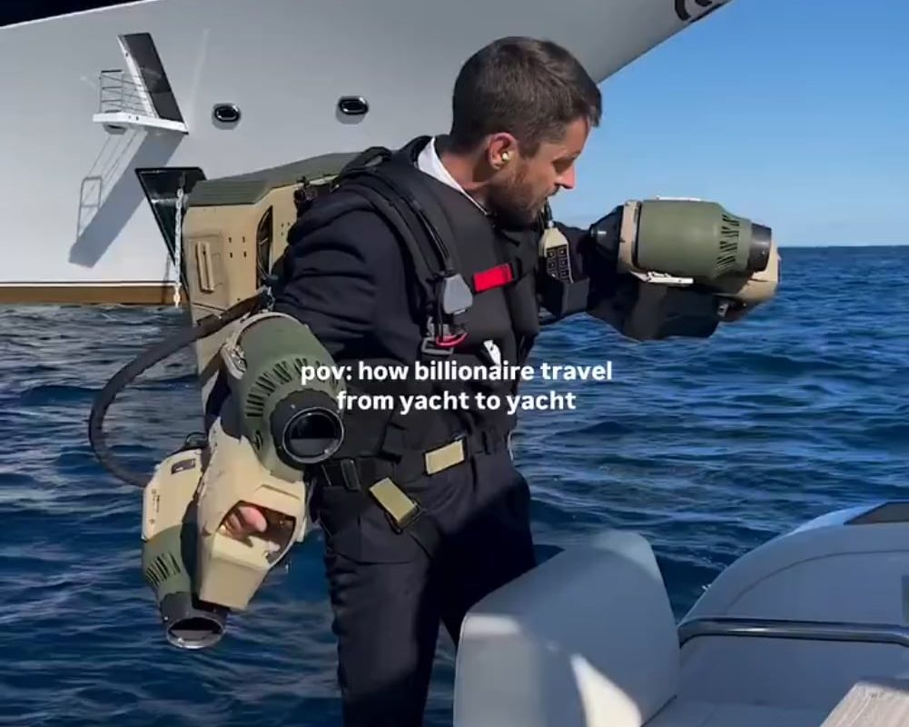 How billionnaire travel from yatch to yatch.💰