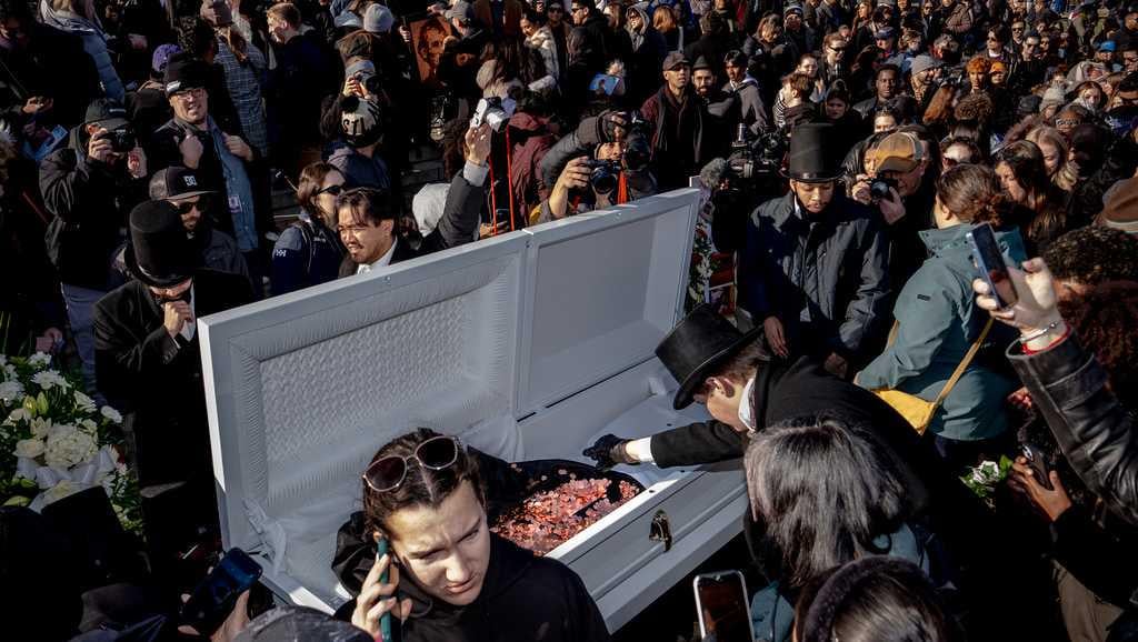 Hundreds attend mock funeral for the penny at the Lincoln Memorial