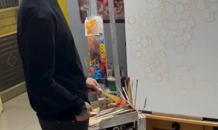 Hyper-realistic oil paintings of fruit with amazing depth and incredible skill.