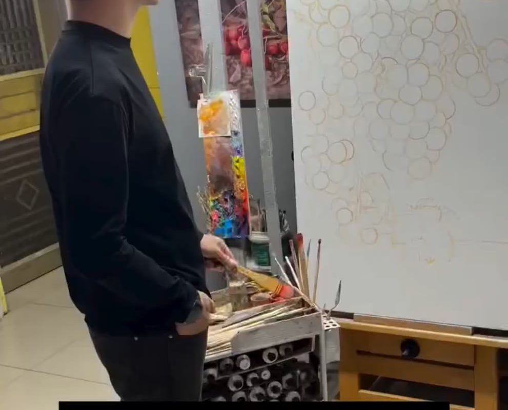 Hyper-realistic oil paintings of fruit with amazing depth and incredible skill.