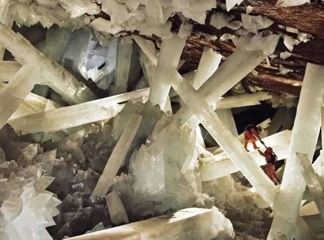 In 2000, while working in the Naica mine in Mexico, about 300 meters underground, two miners accidentally discovered an astonishing chamber unlike any other. This cave is unlike any other; it contains the largest natural crystals ever found on Earth.