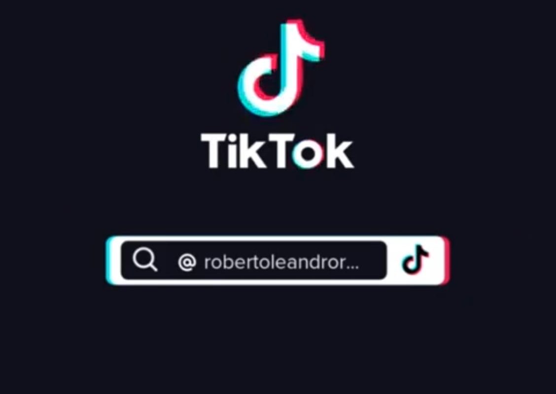 In the midst of a heatwave in Rio de Janeiro, beach goers are seen throughout entire 4 km stretch of beach at 1am